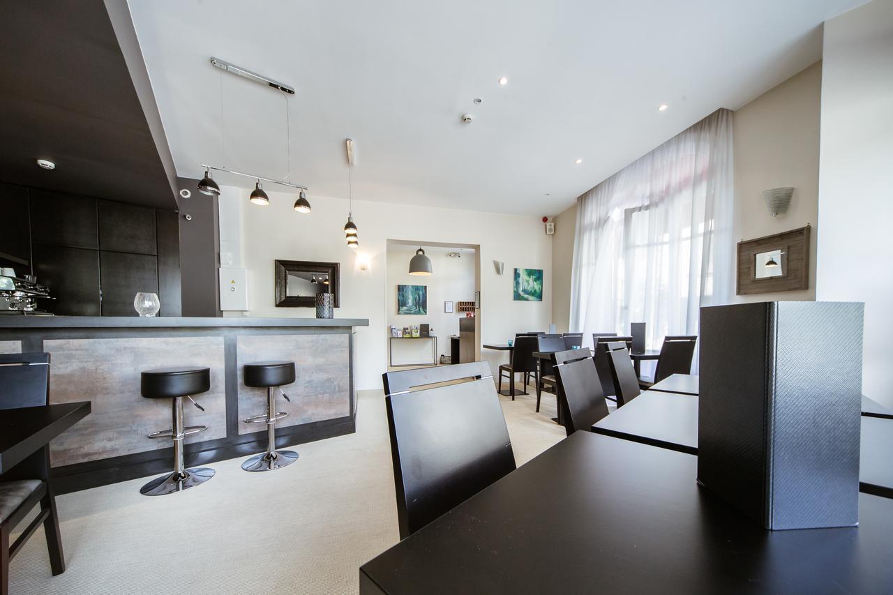 Logis Hotel - Le Petit Bellon Senlis  Eksteriør billede