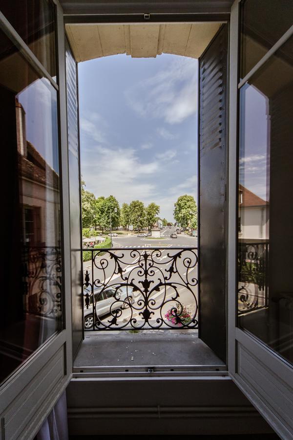 Logis Hotel - Le Petit Bellon Senlis  Eksteriør billede